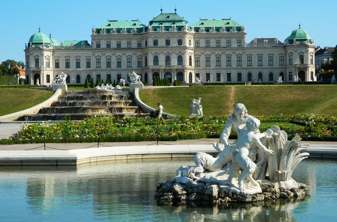 Palácio Belvedere em Viena, Áustria, com estátuas e jardins floridos. Viena é a melhor cidade do mundo para se viver em 2024, conforme ranking da The Economist.