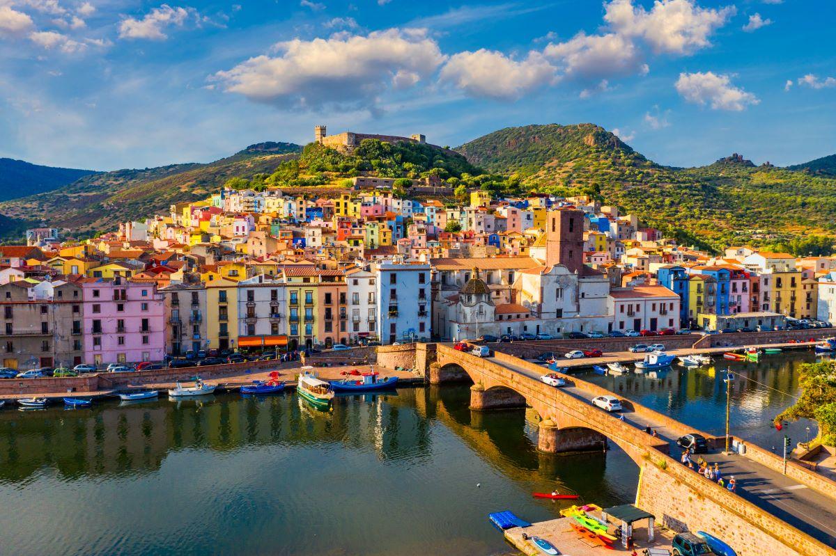 Vista panorâmica de uma cidade costeira na Sardenha, simbolizando longevidade e estilo de vida saudável na ilha.