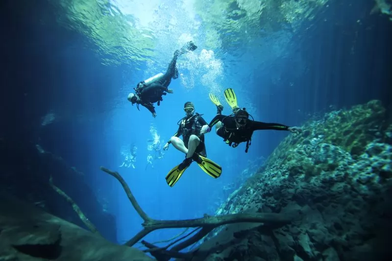 Turistas praticando flutuação nas águas cristalinas de Bonito, um destino de ecoturismo no Brasil.