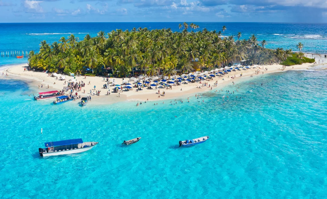 Ilha paradisíaca com águas cristalinas e barcos ancorados em San Andrés.