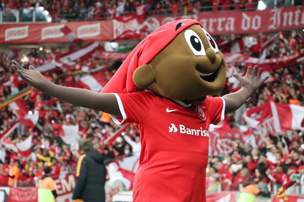 Mascote Saci-Pererê do Internacional em meio à torcida, representando o folclore brasileiro.