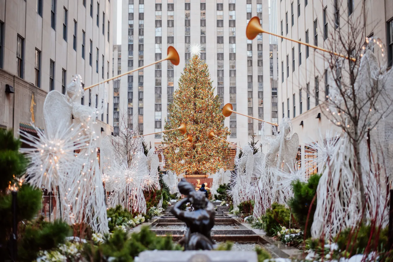 Decoração de Natal no Rockefeller Center em Nova Iorque, com uma grande árvore de Natal iluminada e anjos com trombetas. Inverno, viagem internacional.