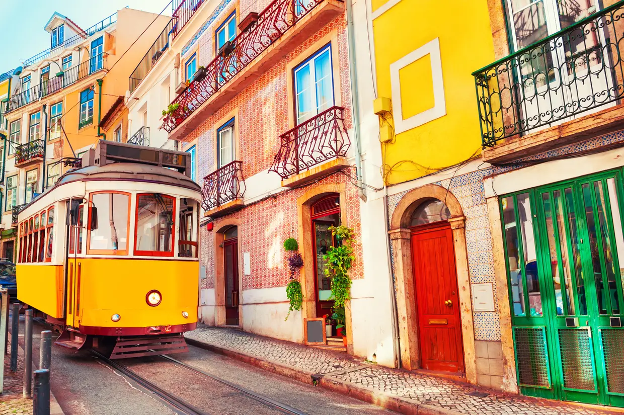 O icônico bondinho amarelo de Lisboa em um roteiro multidestinos por Portugal.