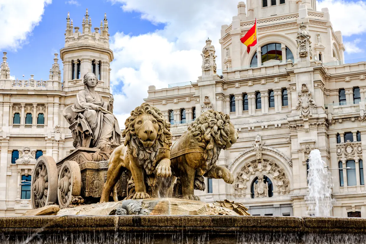 Fonte de Cibeles em Madrid, uma parada icônica para viajantes em um roteiro multidestinos pela Europa.