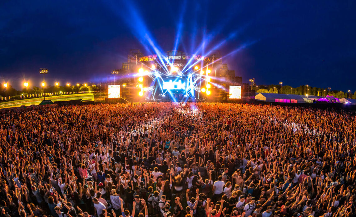 Multidão vibra durante show no Lollapalooza São Paulo, um dos maiores festivais de música do mundo.