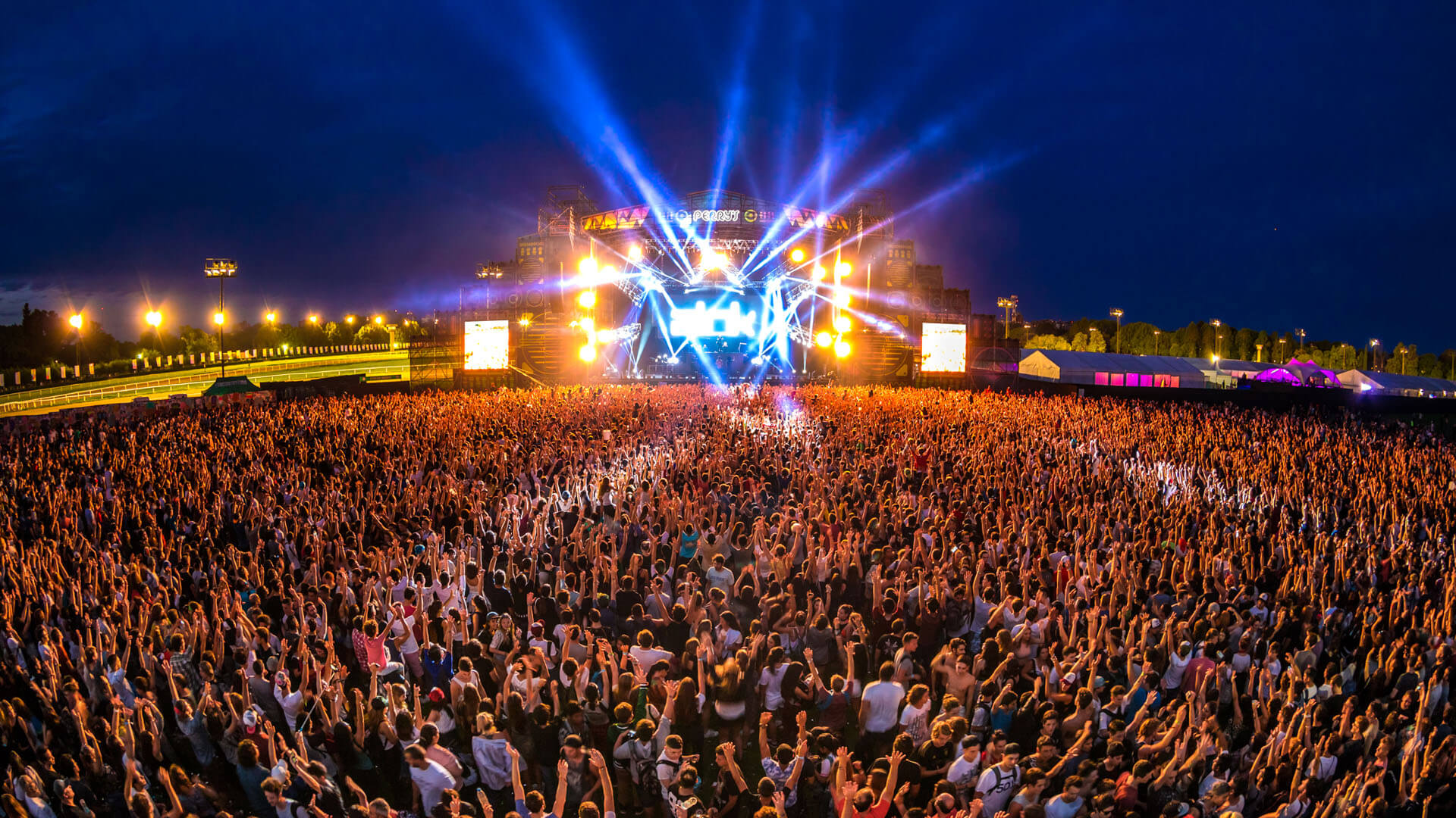 Multidão vibra durante show no Lollapalooza São Paulo, um dos maiores festivais de música do mundo.