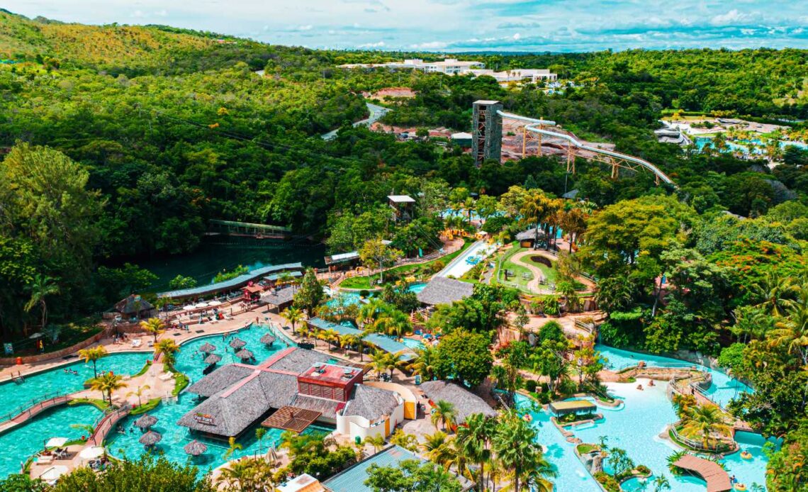 Vista aérea de um parque aquático em Caldas Novas, ideal para quem busca lazer em meio à natureza. Com o turismo intrarregional no Centro-Oeste, descubra também as belezas de Bonito, com suas águas cristalinas e atrações naturais.