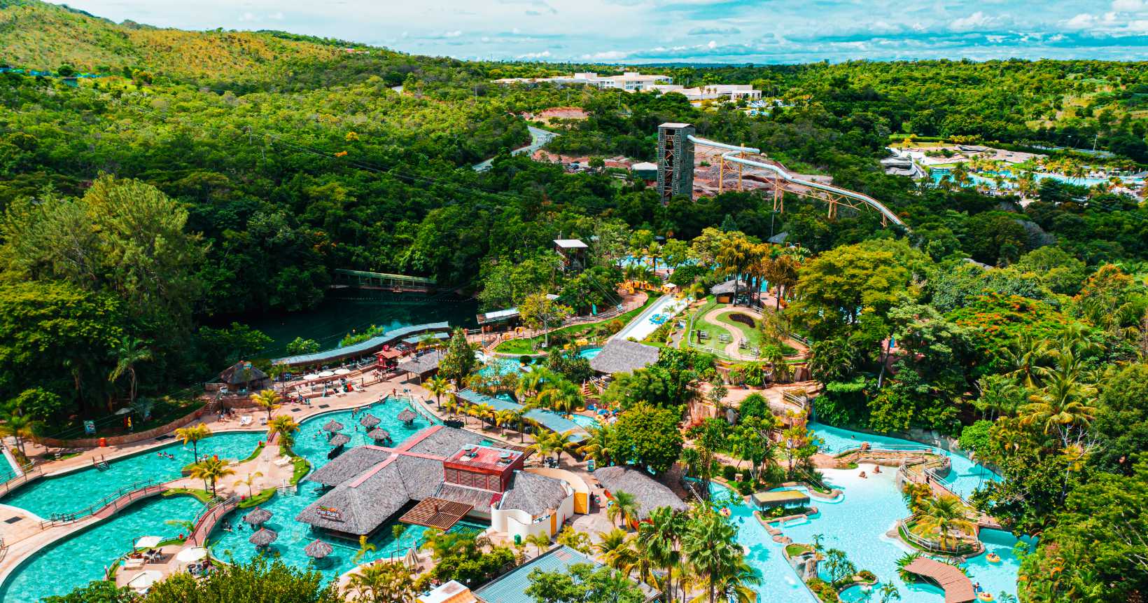 Vista aérea de um parque aquático em Caldas Novas, ideal para quem busca lazer em meio à natureza. Com o turismo intrarregional no Centro-Oeste, descubra também as belezas de Bonito, com suas águas cristalinas e atrações naturais.