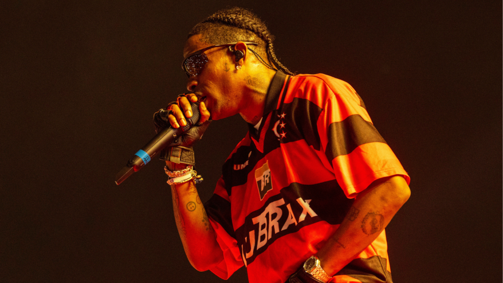 Travis Scott performando vestindo uma camisa do Flamengo, clube de futebol carioca. Meses depois, o astro foi uma das maiores atrações no Rock in Rio.