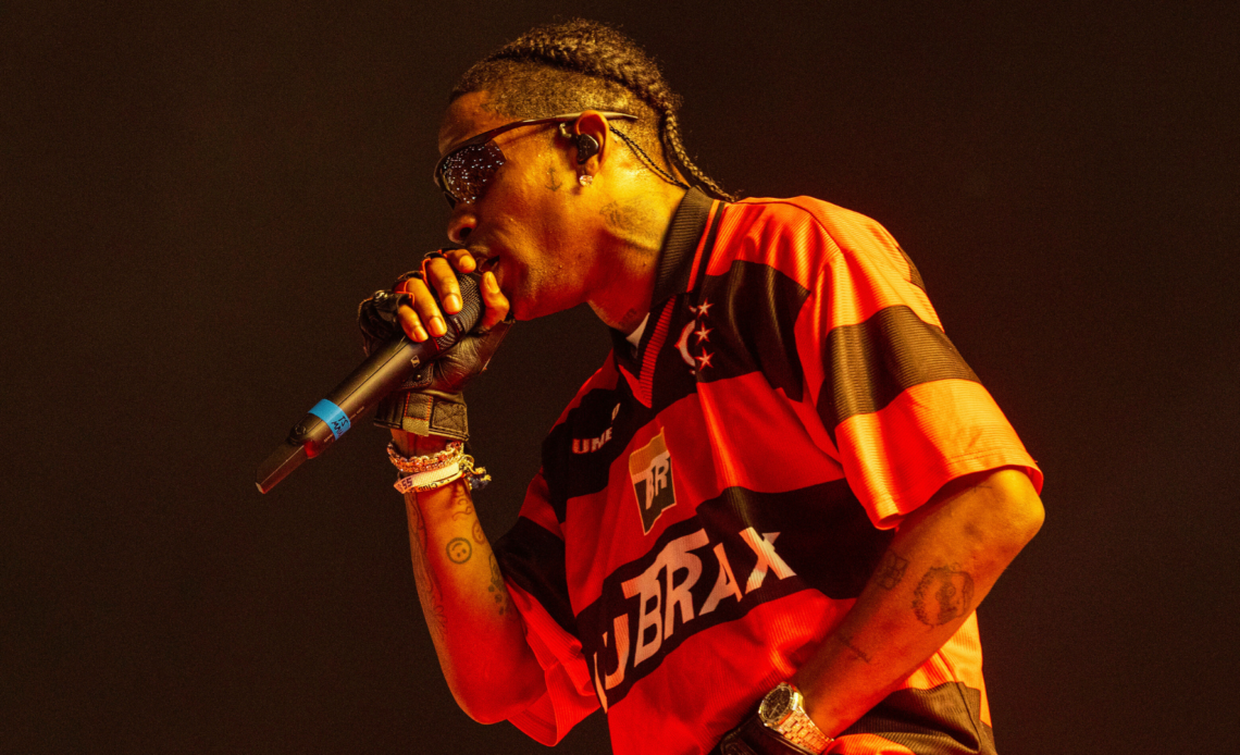 Travis Scott performando vestindo uma camisa do Flamengo, clube de futebol carioca. Meses depois, o astro foi uma das maiores atrações no Rock in Rio.