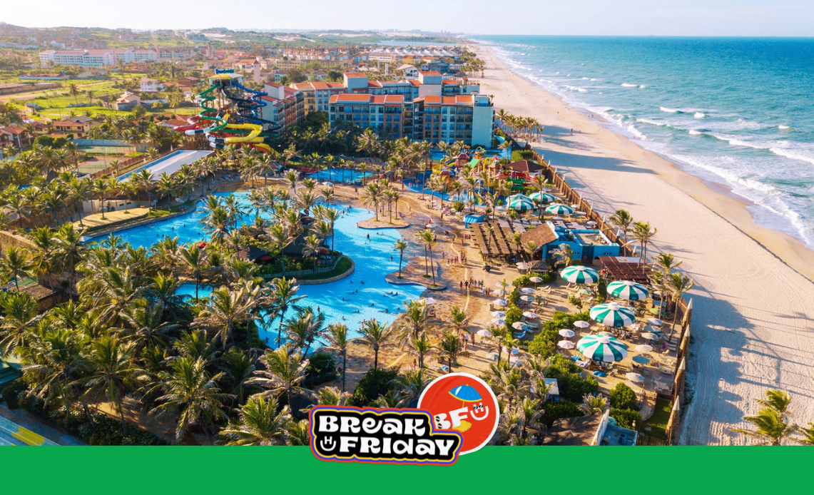 Vista aérea do Beach Park em Fortaleza, um dos maiores parques aquáticos da América Latina, localizado à beira-mar.