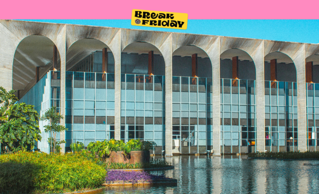 Fachada do Palácio Itamaraty em Brasília com arquitetura modernista de Oscar Niemeyer.