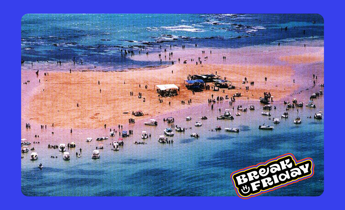 Vista aérea da Ilha de Areia Vermelha cercada por barcos e turistas, em João Pessoa, Paraíba, durante a maré baixa.