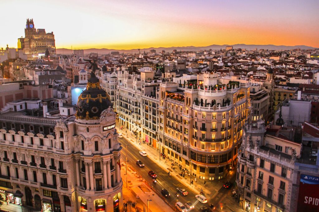 Vista aérea da Gran Vía em Madri ao pôr do sol. Em nossa lista, a Espanha se destaca como o melhor país para viajar sozinho em 2024.