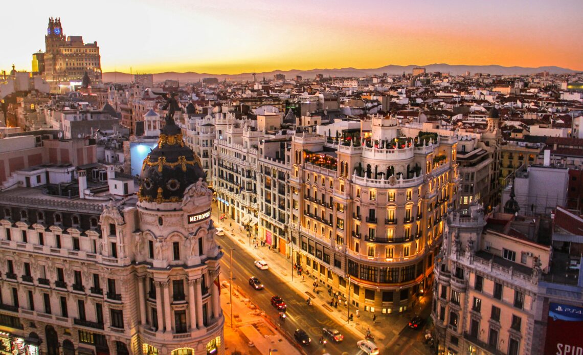 Vista aérea da Gran Vía em Madri ao pôr do sol. Em nossa lista, a Espanha se destaca como o melhor país para viajar sozinho em 2024.