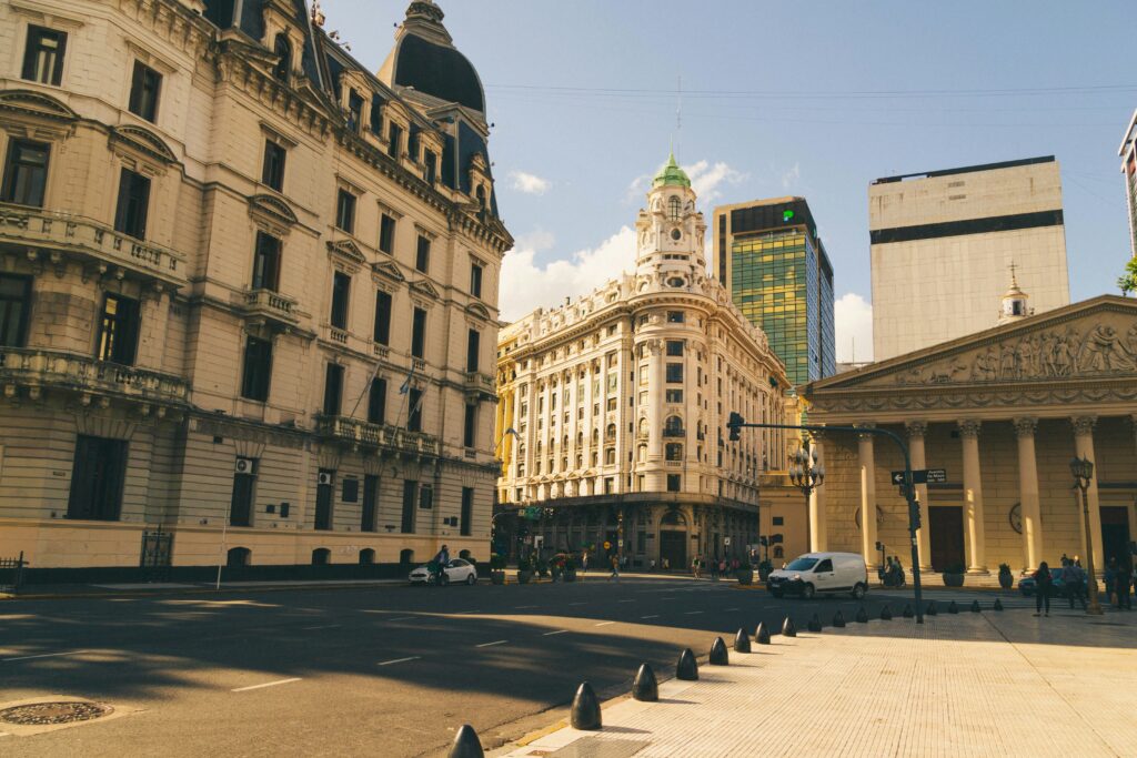 Arquitetura clássica em Buenos Aires, Argentina, com destaque para a economia local e o turismo de brasileiros.