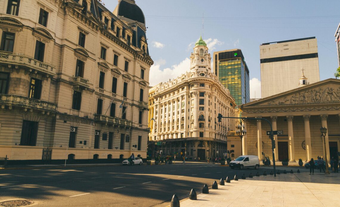 Arquitetura clássica em Buenos Aires, Argentina, com destaque para a economia local e o turismo de brasileiros.