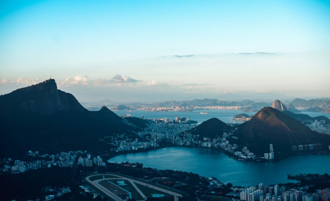 Vista panorâmica do Rio de Janeiro com Cristo Redentor e Pão de Açúcar, destinos indicados no Wanderlust Reader Travel Awards, representando o Brasil como melhor destino turístico.