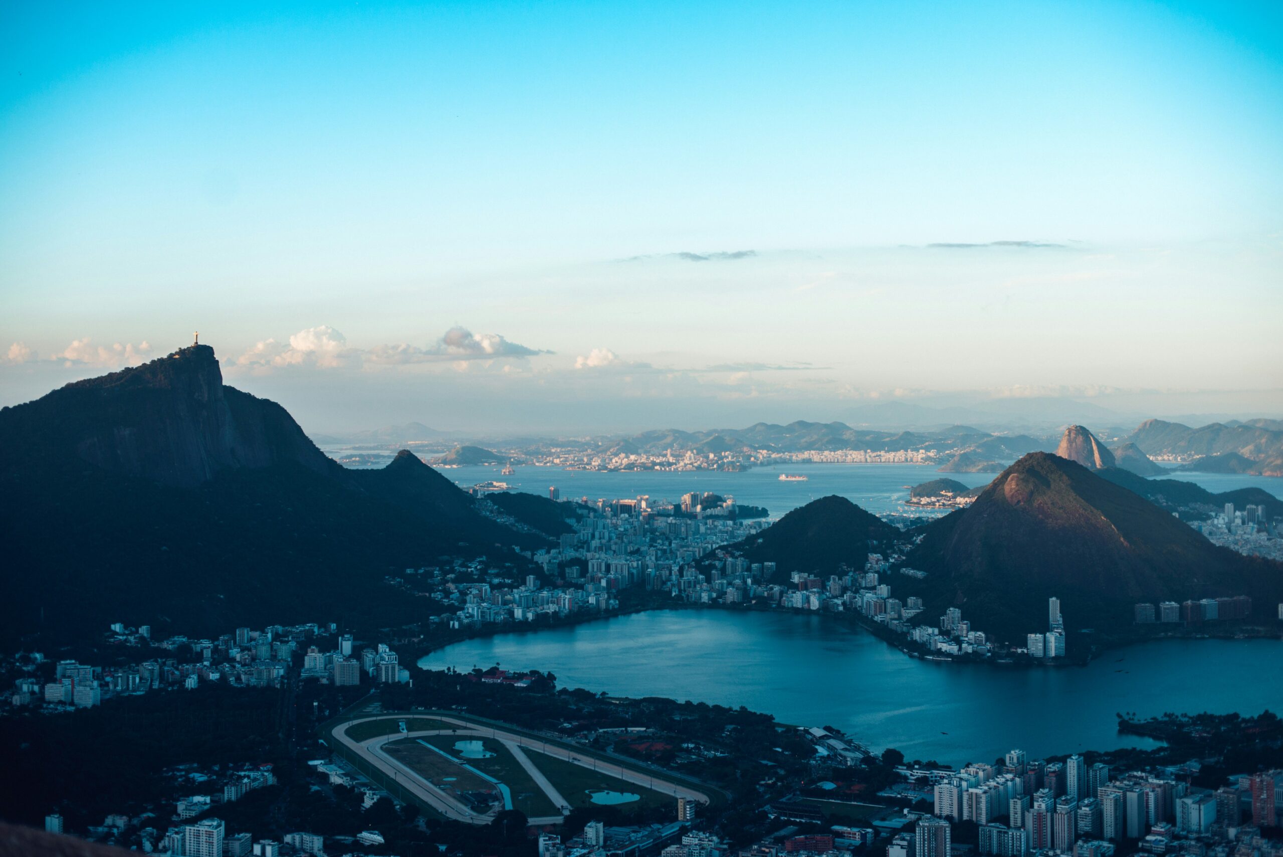 Vista panorâmica do Rio de Janeiro com Cristo Redentor e Pão de Açúcar, destinos indicados no Wanderlust Reader Travel Awards, representando o Brasil como melhor destino turístico.