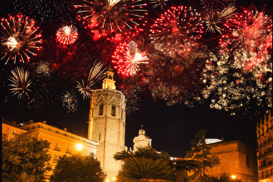 Fogos de artifício nas festas de Réveillon em Valência celebrando a chegada do Ano Novo