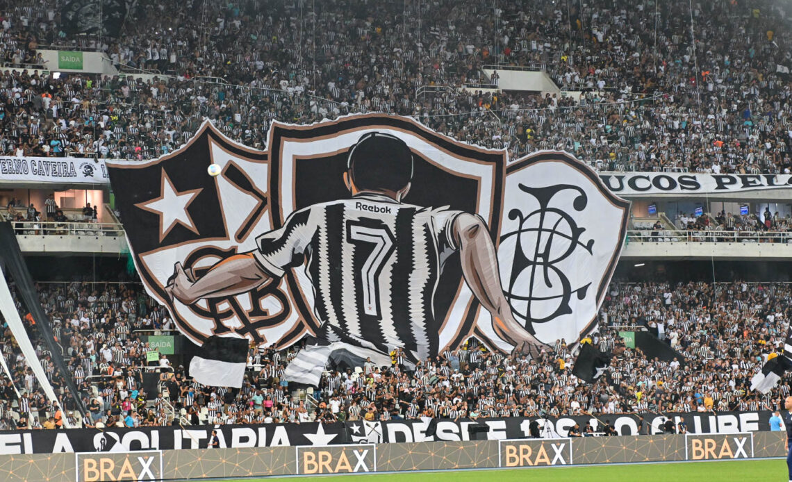 Mosaico da torcida do Botafogo exibindo a icônica camisa 7 em destaque, representando a história gloriosa do clube no Campeonato Brasileiro e na busca pela Copa Libertadores.