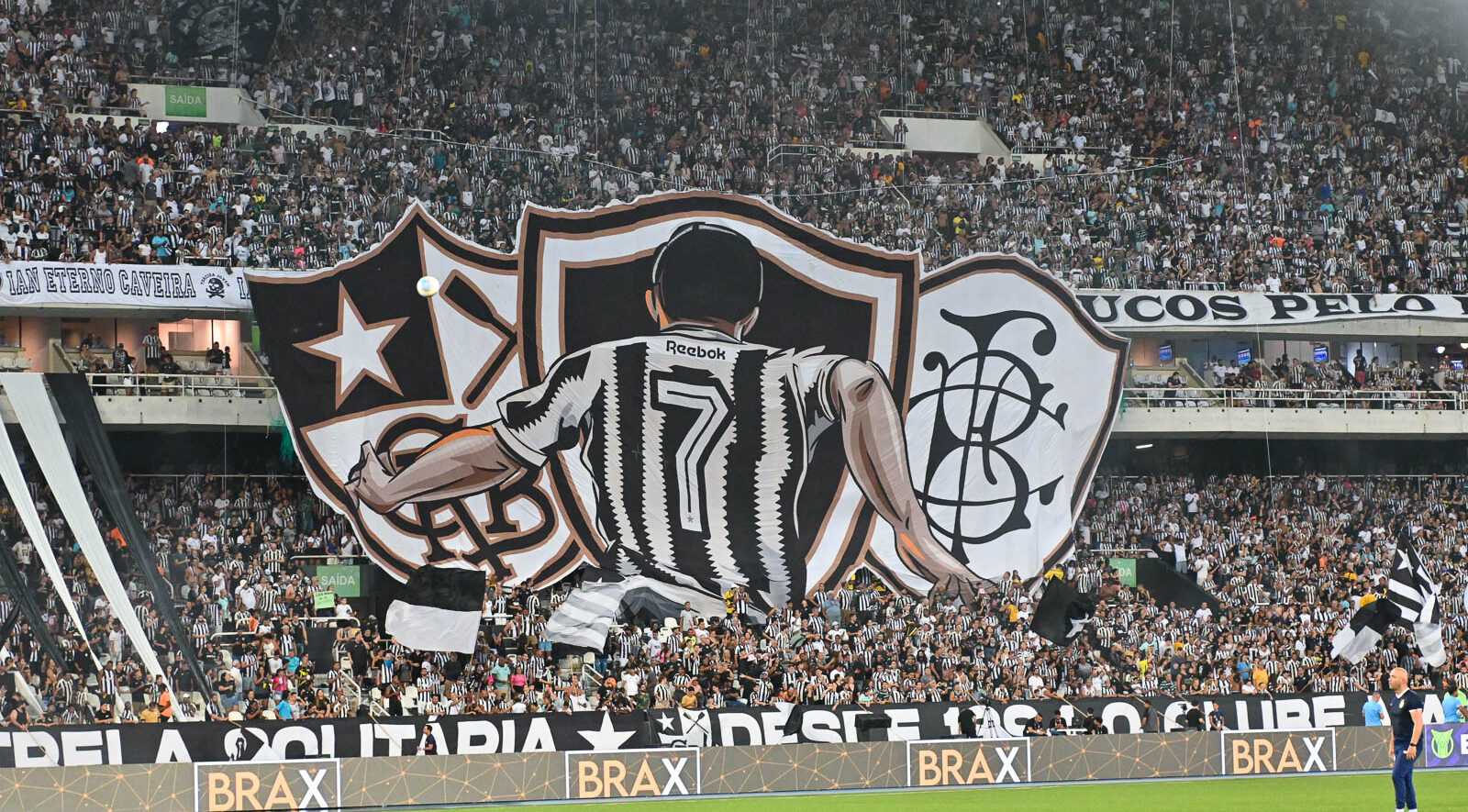 Mosaico da torcida do Botafogo exibindo a icônica camisa 7 em destaque, representando a história gloriosa do clube no Campeonato Brasileiro e na busca pela Copa Libertadores.