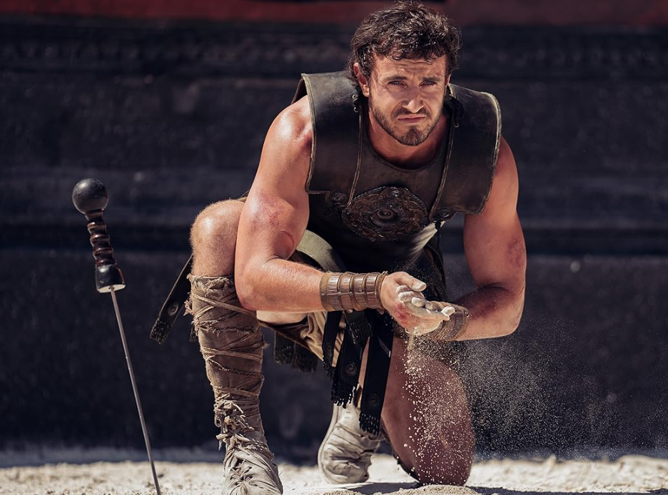 Ator caracterizado como gladiador ajoelhado na arena durante gravações de Gladiador 2, na Ilha de Malta.