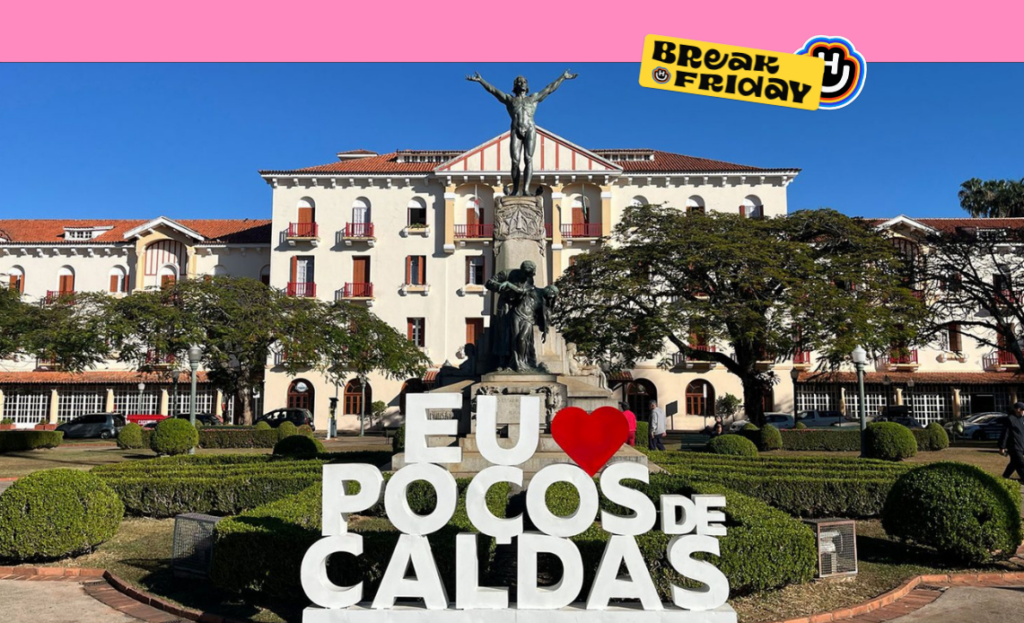 Entrada de Poços de Caldas com monumento e placa de boas-vindas destacando o aniversário da cidade e a presença histórica do cassino.