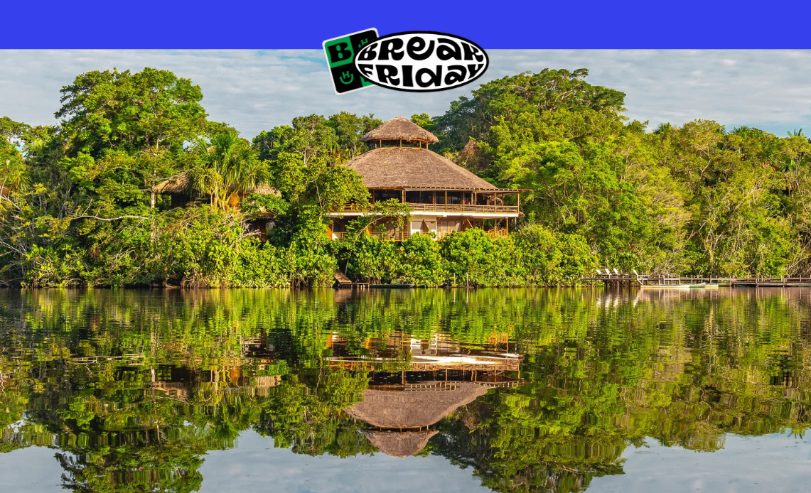 Lodge do Amazon EcoPark refletido nas águas do Rio Amazonas, rodeado pela floresta tropical, próximo a Manaus.