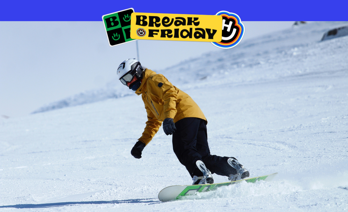 Pessoa praticando snowboard na neve, ilustrando pacote de viagem com preços congelados oferecido pela Break Friday do Hurb.