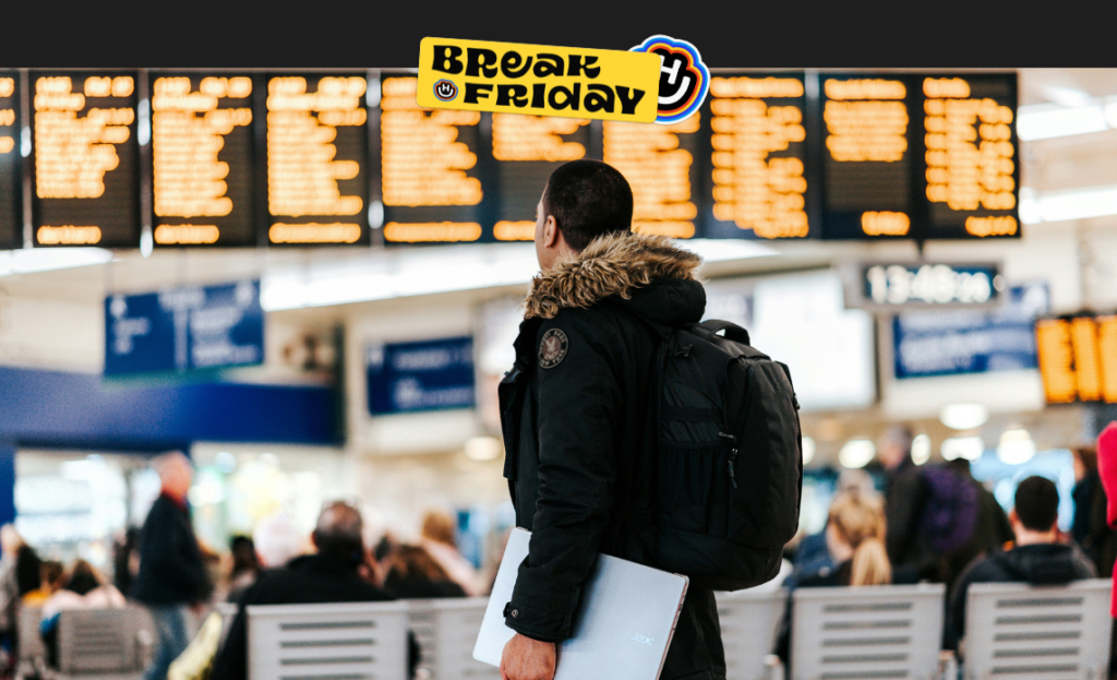 Pessoa observando painel de embarque em aeroporto com destaque para a campanha "Break Friday" do Hurb, promovendo pacotes de viagem com Hurb Créditos.