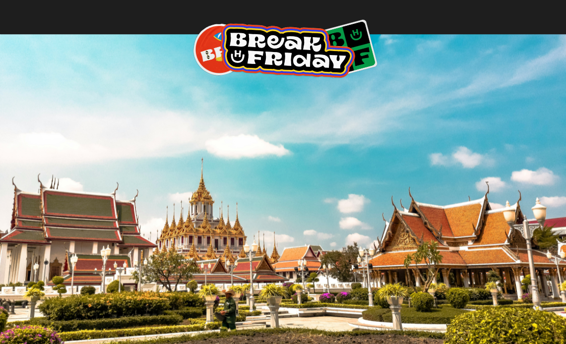 Vista de templos tradicionais em Bangkok, Tailândia, com céu azul e jardins ao redor.