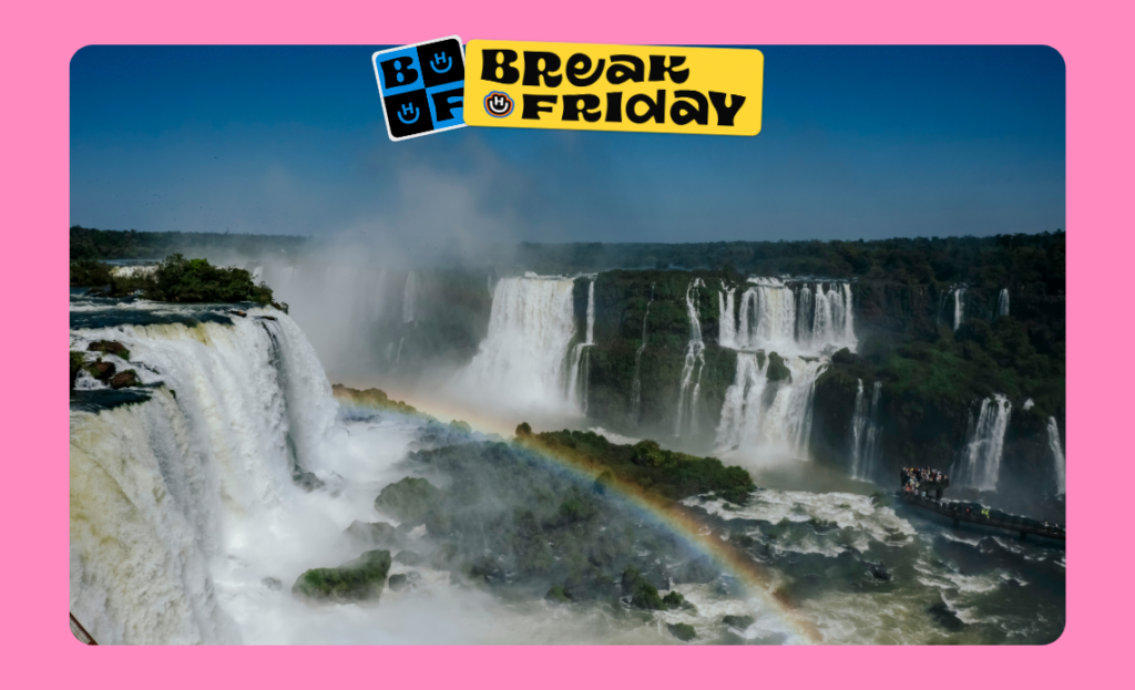 Vista das Cataratas do Iguaçu na tríplice fronteira entre Brasil, Argentina e Paraguai, com destaque para o arco-íris que se forma sobre as águas.