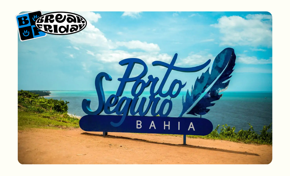 Placa turística de Porto Seguro com vista para o mar na Bahia.