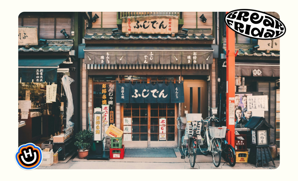 Fachada de um restaurante tradicional em Tóquio, Japão, com placas em japonês e bicicletas estacionadas.