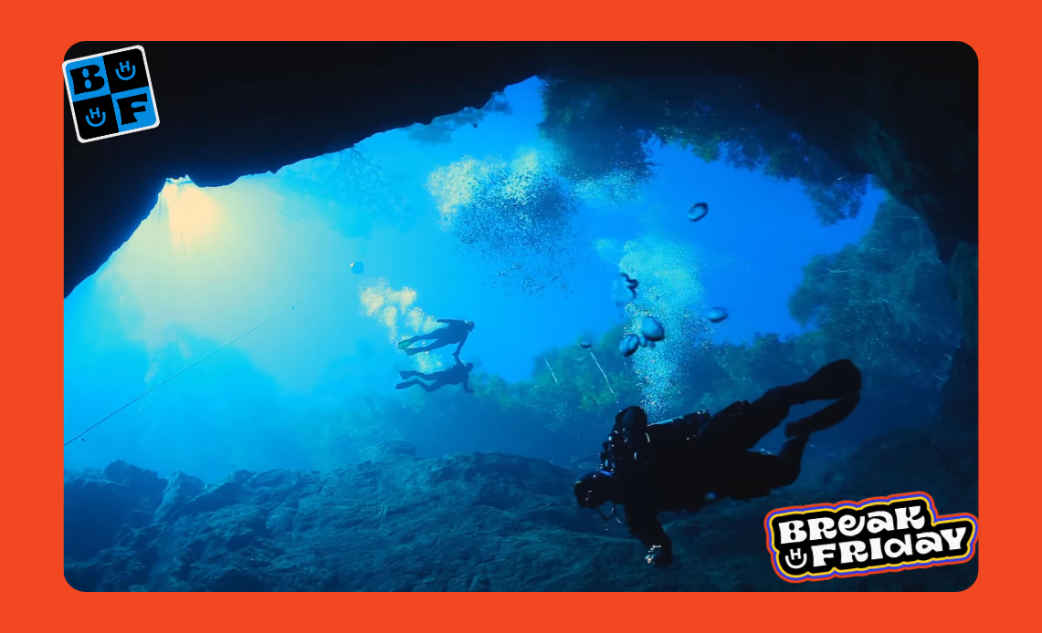 Mergulhadores explorando a Lagoa Misteriosa, um paraíso submerso em Bonito, ideal para o ecoturismo.