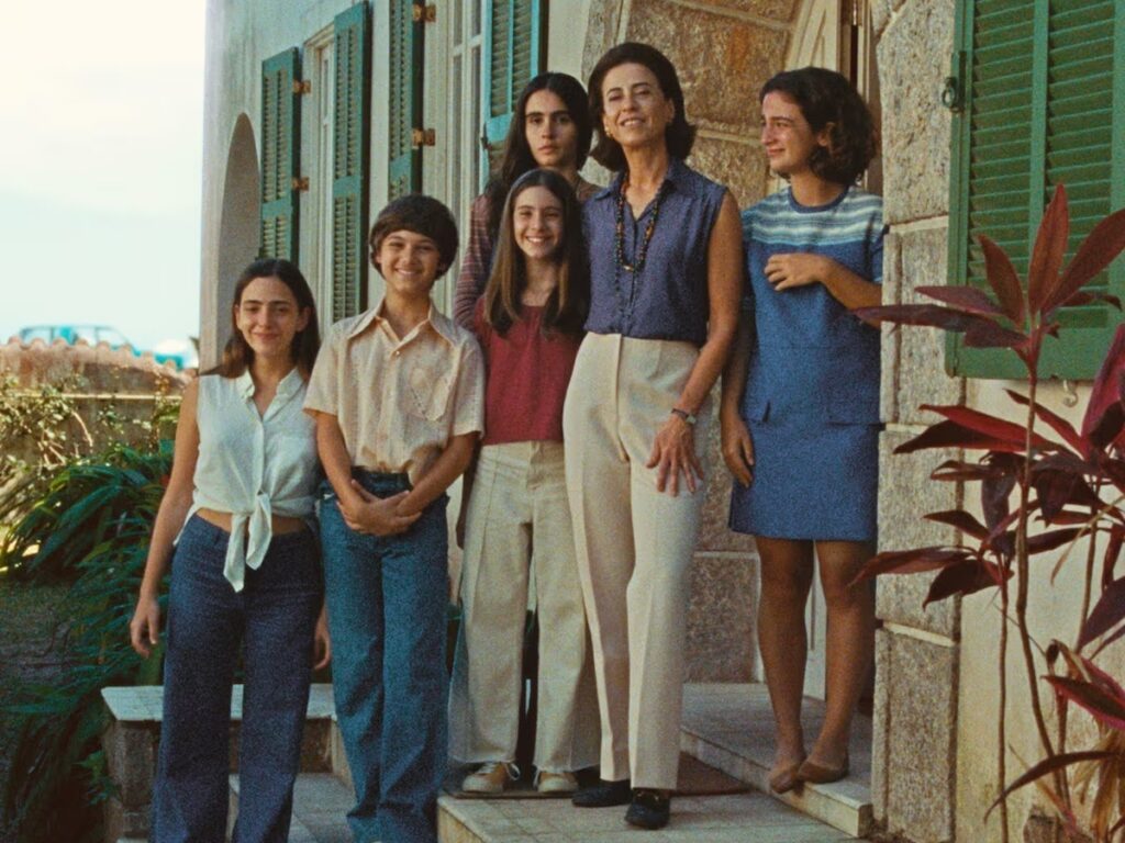 Cena do filme Ainda Estou Aqui com Eunice Paiva e seus filhos na década de 1970, representando um dos 10 melhores filmes brasileiros segundo o Letterboxd.