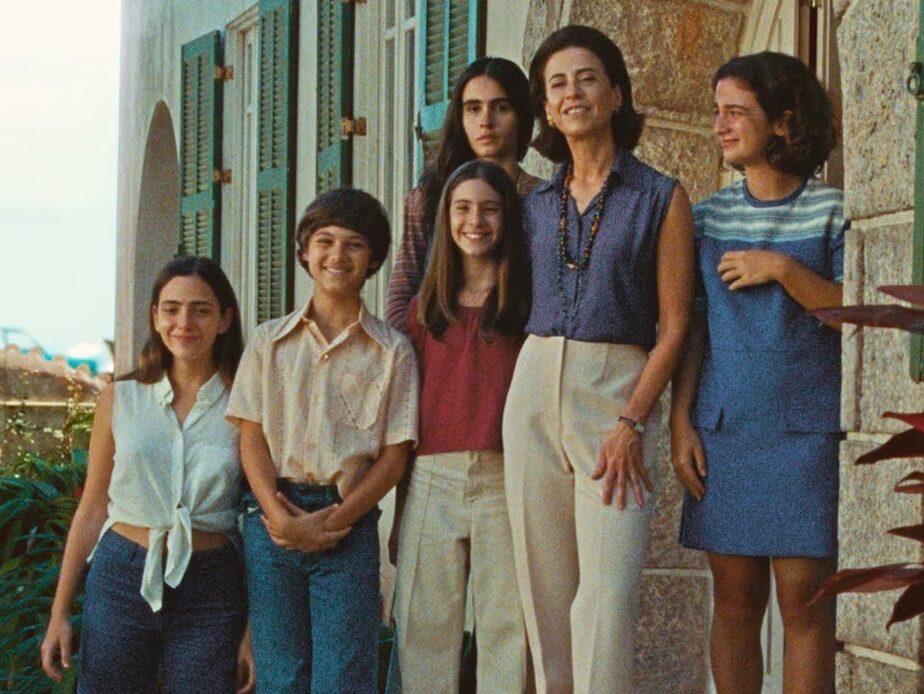 Cena do filme Ainda Estou Aqui com Eunice Paiva e seus filhos na década de 1970, representando um dos 10 melhores filmes brasileiros segundo o Letterboxd.