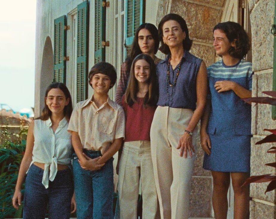 Cena do filme Ainda Estou Aqui com Eunice Paiva e seus filhos na década de 1970, representando um dos 10 melhores filmes brasileiros segundo o Letterboxd.