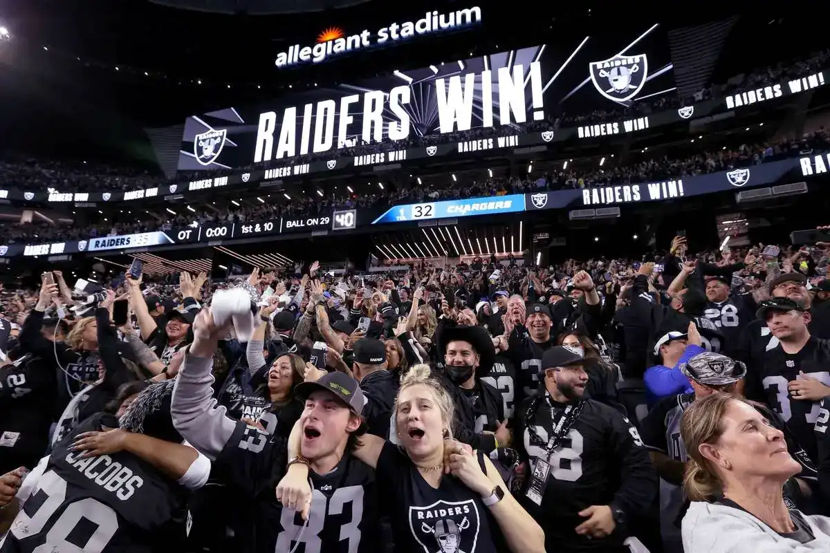 Torcedores dos Raiders comemorando uma vitória no Allegiant Stadium, em Las Vegas.