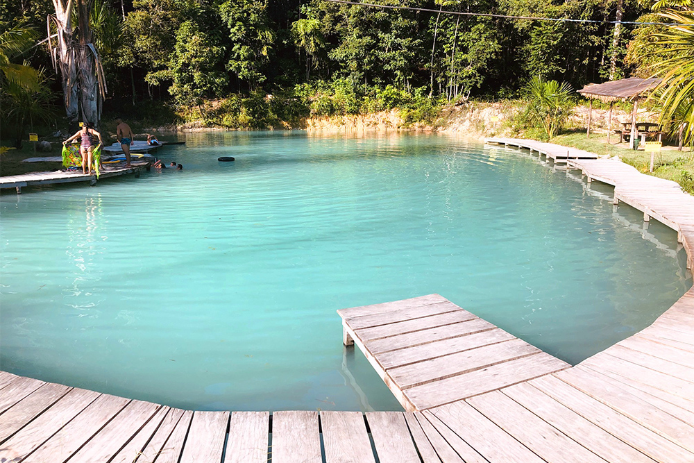 Lagoa Azul em Presidente Figueiredo, Amazonas, com águas azuladas cercadas por vegetação tropical.