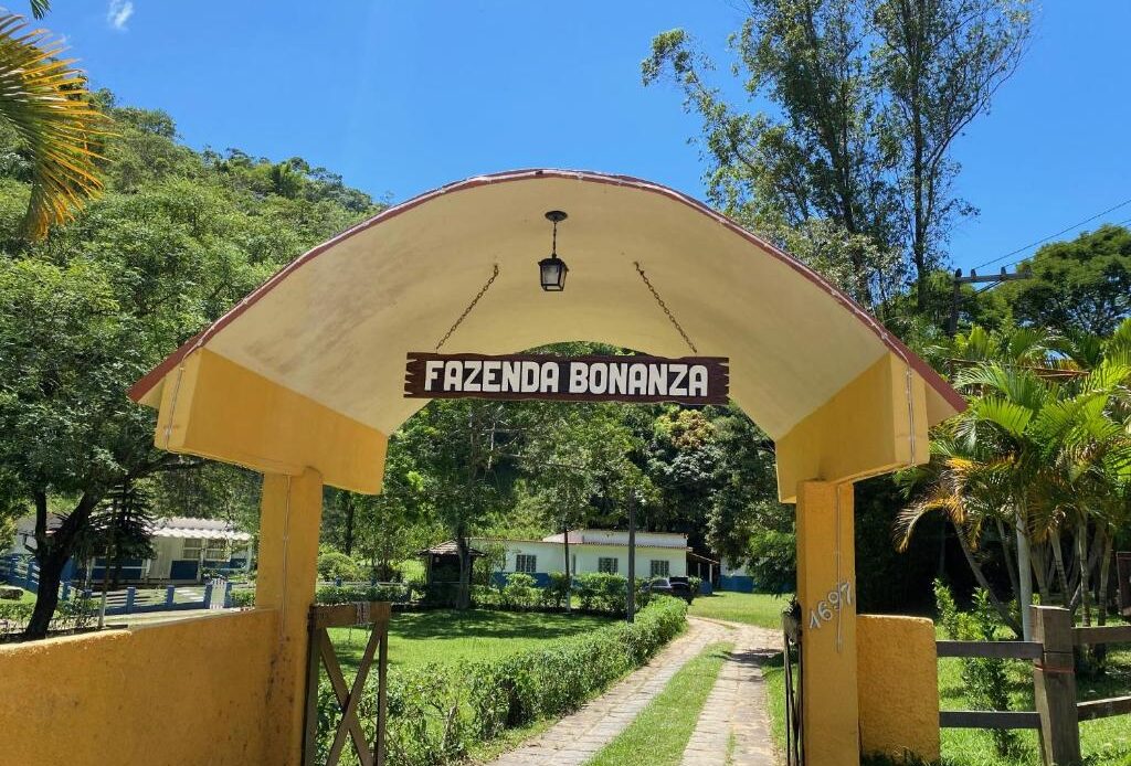 Vista panorâmica do Hotel Fazenda Bonanza, localizado em Engenheiro Paulo de Frontin, Rio de Janeiro, mostrando a área verde e a infraestrutura do hotel.