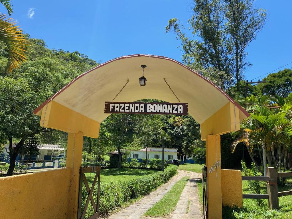 Vista panorâmica do Hotel Fazenda Bonanza, localizado em Engenheiro Paulo de Frontin, Rio de Janeiro, mostrando a área verde e a infraestrutura do hotel.