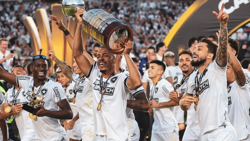 Torcida do Botafogo comemorando em Buenos Aires, no bairro Puerto Madero, durante um jogo da Libertadores de futebol.