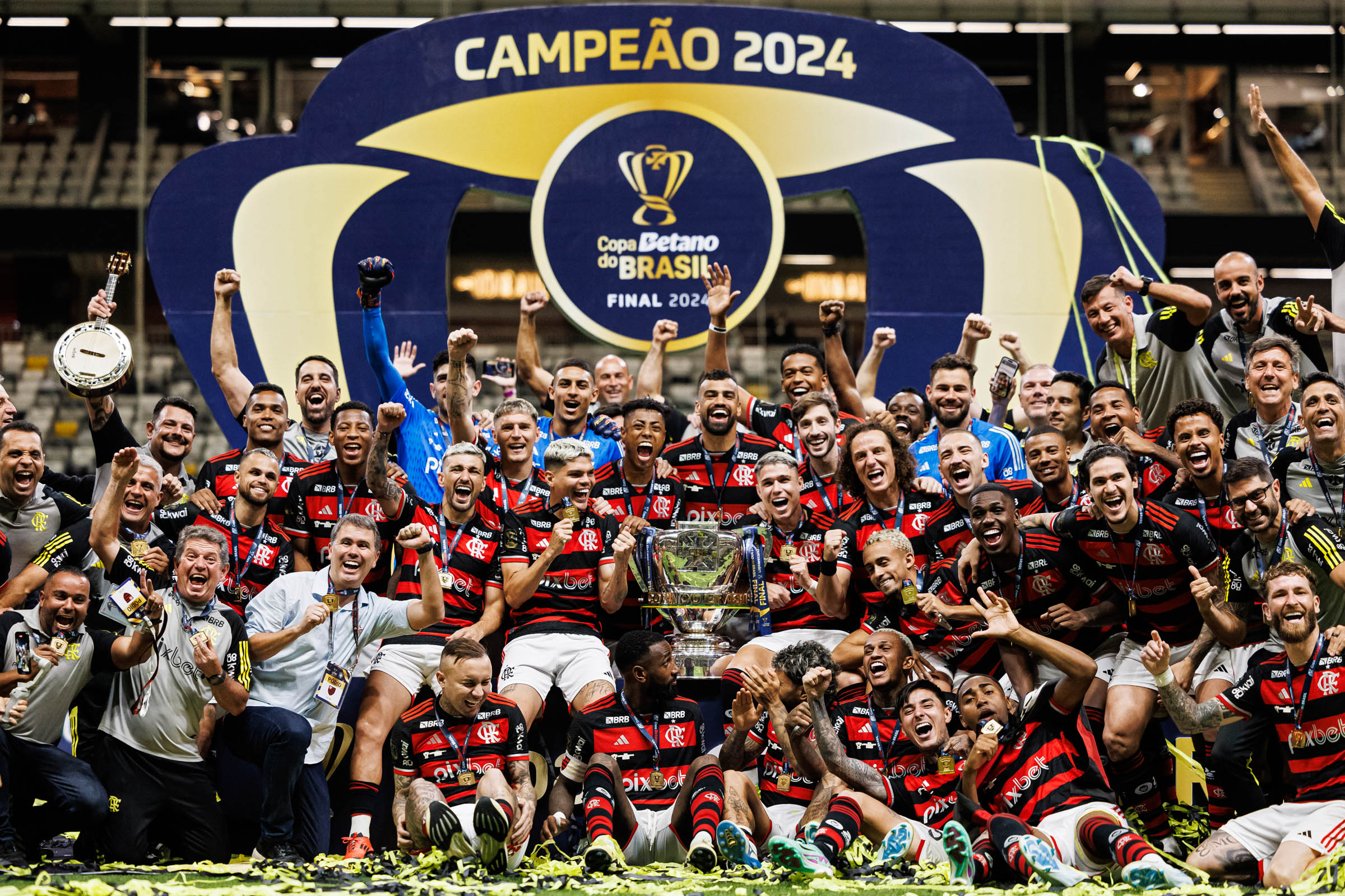 Jogadores do Flamengo comemoram o título da Copa do Brasil 2024 com o troféu em mãos, liderados por Gabigol e sob o comando de Filipe Luís.