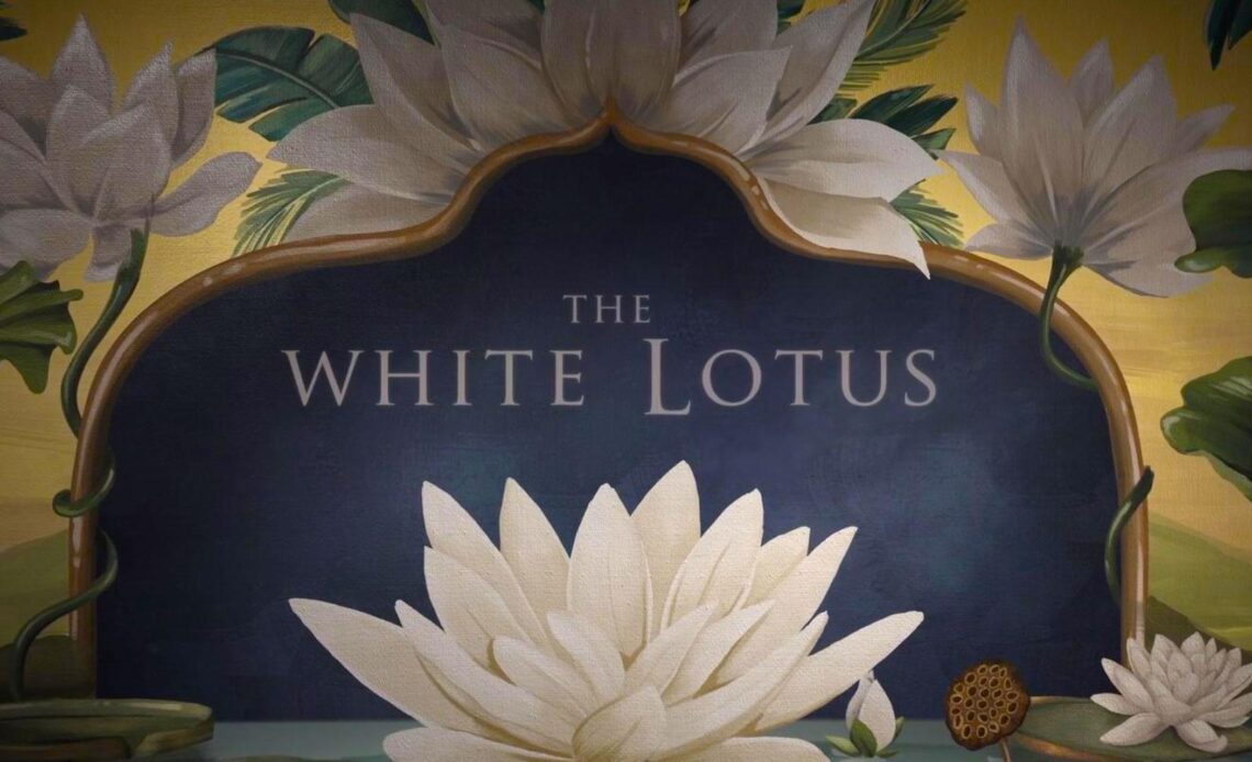 Imagem oficial da série White Lotus com flores de lótus brancas e fundo estilizado.