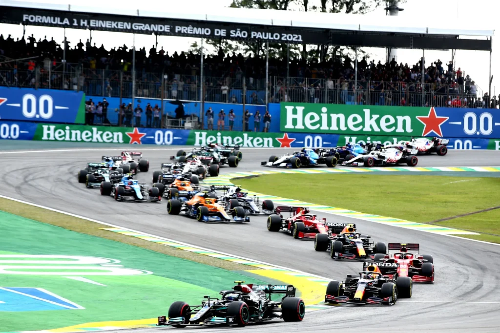 Corrida de Fórmula 1 no GP de São Paulo 2021, com vários carros em alta velocidade no Autódromo de Interlagos.