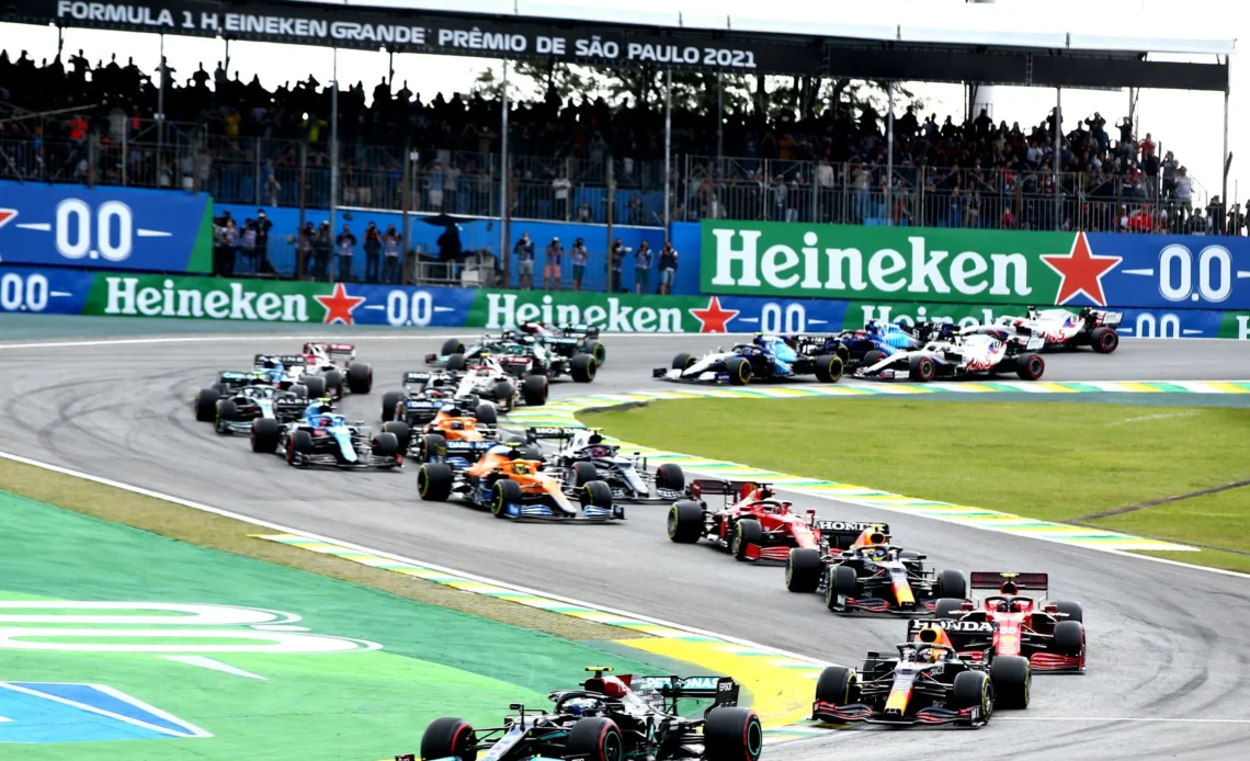 Corrida de Fórmula 1 no GP de São Paulo 2021, com vários carros em alta velocidade no Autódromo de Interlagos.