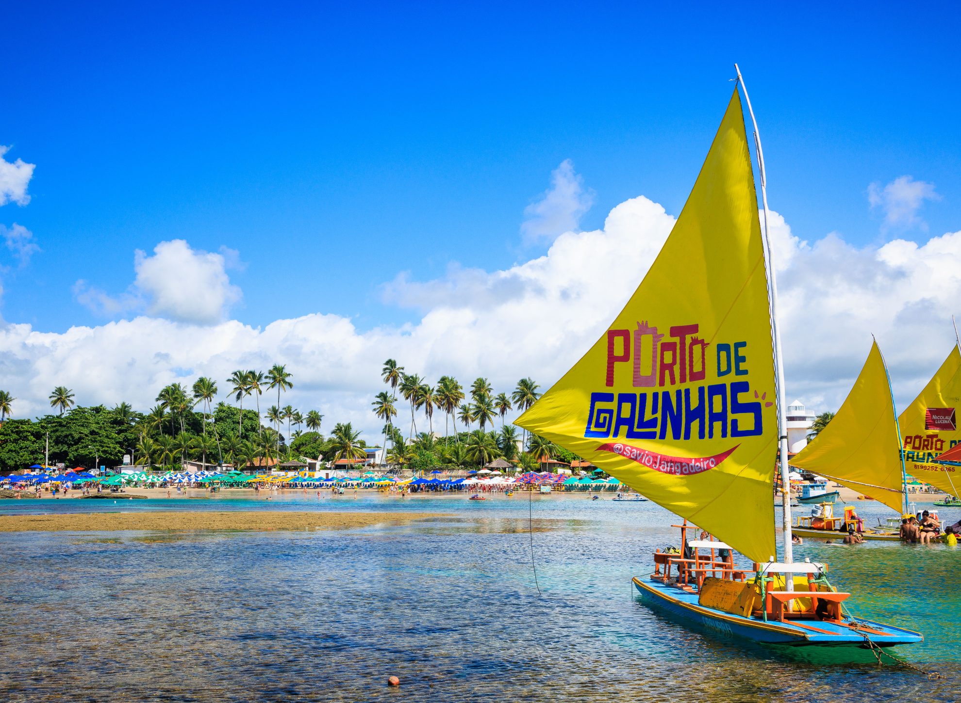  Vista de Porto de Galinhas, Pernambuco, com jangadas coloridas e praias paradisíacas, um dos destinos favoritos para o Réveillon 2025.