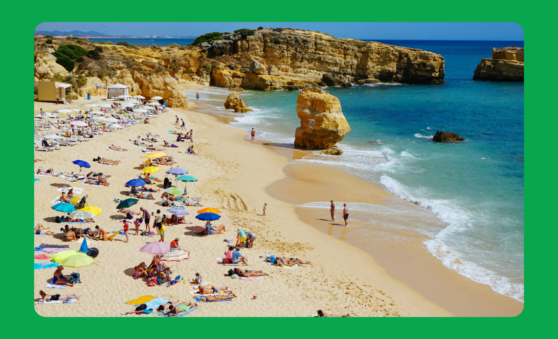 Vista panorâmica da Praia de São Rafael em Albufeira, Portugal, com suas falésias douradas e águas cristalinas.